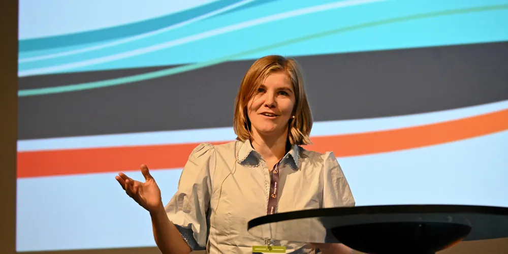 Statssekretær Elisabeth Sæther er fersk i partipolitikken, men har tung erfaring innen energi, natur og miljø. Her holder hun innlegg på PTK (Produksjonsteknisk konferanse).