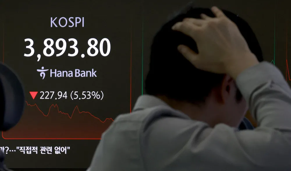 Handelsdagen har startet med kraftig børsfall i Asia. Her fra Hana Bank i Sør-Korea, hvor Kospi-indeksen stupte over 5,5 prosent ved børsstart.