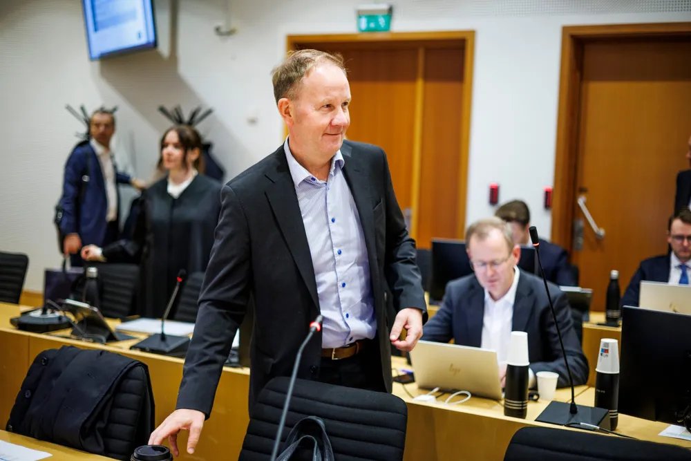 Solstad-sjef Lars Peder Solstad (foran). I bakgrunnen sitter Frank Reite, nestleder i Aker-styret, som også er blant de saksøkte.