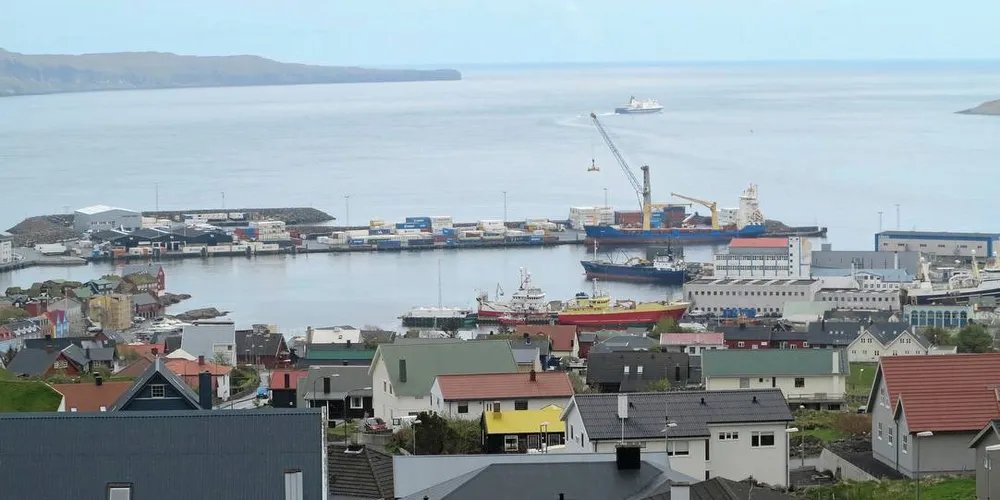 Færøyene: Det færøyske rederiet Kappin har sendt sin tråler til Svalbardsona for å høste haneskjell. Dette skaper komplikasjoner for norske myndigheter som ikke har regler for å stoppe dette fisket.Ill.foto: Nils Torsvik
