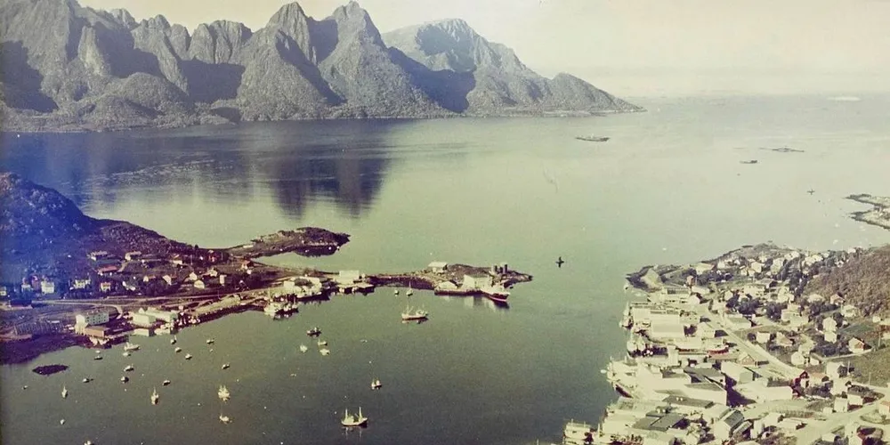 Myre i 1971: Myre Redskapssentral ligger på holmen midt i bildet.Foto: Myre Redskapssentral