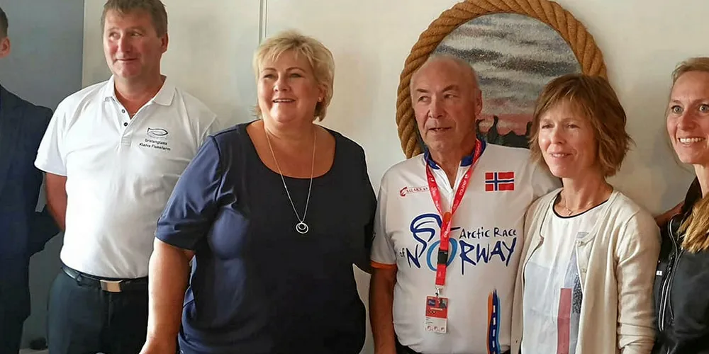 MØTTE OPPDRETTERE: (f.v.) Marius Arvesen (Kleiva Fiskefarm), Tore Lundberg (Gratangslaks), Erna Solberg, Odd Bekkeli (Salaks), Merete Kristiansen (Nordlaks) og Åse Valen Olsen (Sørrollnesfisk). Ikke med på bildet: Børre Arvesen (Kleiva Fiskefarm), Søren Balteskard, Elisabeth Balteskard og Arne Balteskard (Northern lights salmon), Olav Henry Olsen og Haralds Martin Valen (Sørrollnesfisk), Cato Haakseth (Astafjord kasseri).
