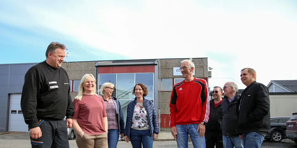 André Reinholdtsen (til venstre) kjøpte sammen med tre andre investorer lakseslakteriet i Alsvåg i vår fra Cermaq. Her sammen med noen av de ansatte. Nå går også Hofseth International inn på eiersiden.