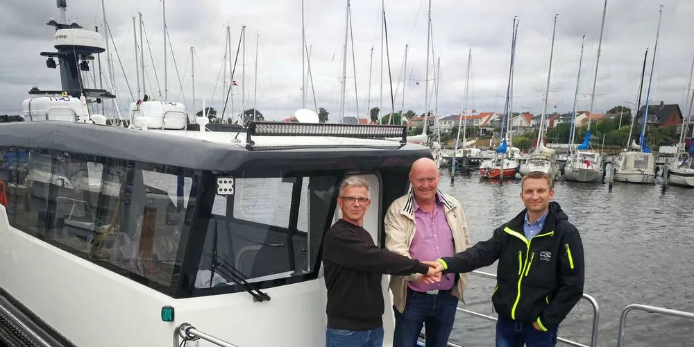 NY BÅT: Emilsen fisk får overlevert ny båt fra Prozero Fra venstre: Jakob Büchert Senior Project Manager Tuco Yacht Værft ApS , Kjetil Nygård Daglig leder ProZero Norge AS og Robert Aakvik Produksjonsleder Emilsen Fisk ASFoto: Prozero