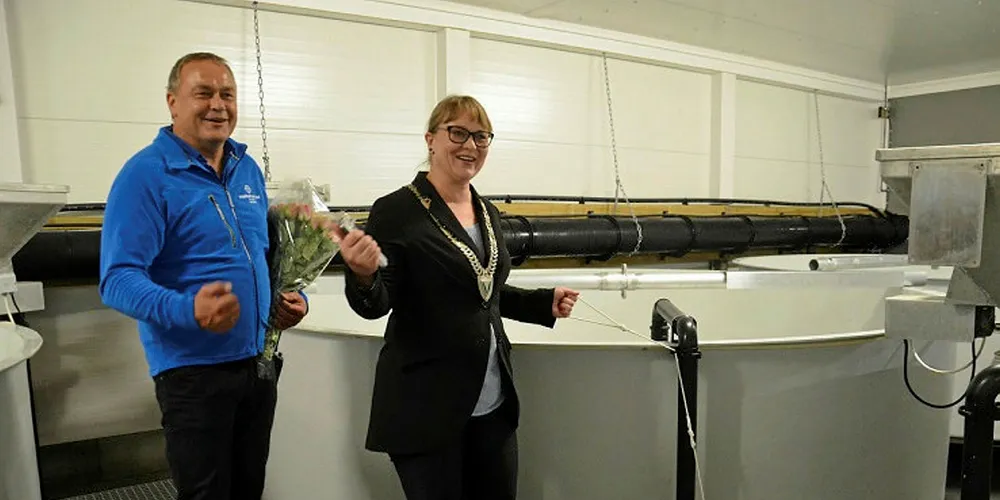 Marine Harvest nyåpnet tirsdag rensefiskanlegget i Vanylven . Driftsleder Frode Sørdal og sammen med ordfører Lena Marie Landsverk Sande som fikk æren av å åpne kranen og tappe inn vann i anlegget ved åpningen.