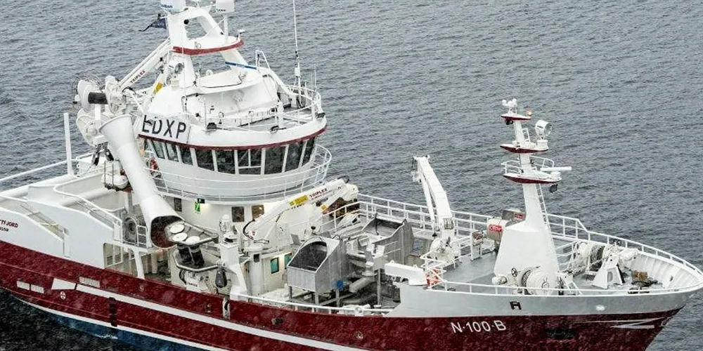 PRØVETUR: Brødrene Bakkens nye «Støttfjord» på prøvetur i snøføyken.