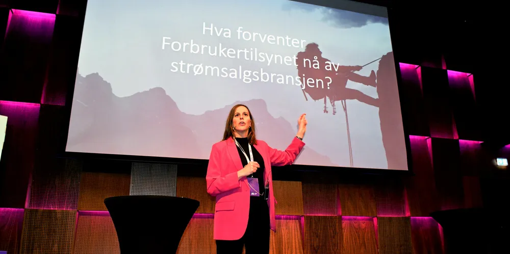 Tonje Drevland i Forbrukertilsynet advarer strømsalgselskaper mot å ha skjult inntjening i forvaltningsavtaler. – Hvis ikke så smeller det, sa hun på Markedskonferansen.
