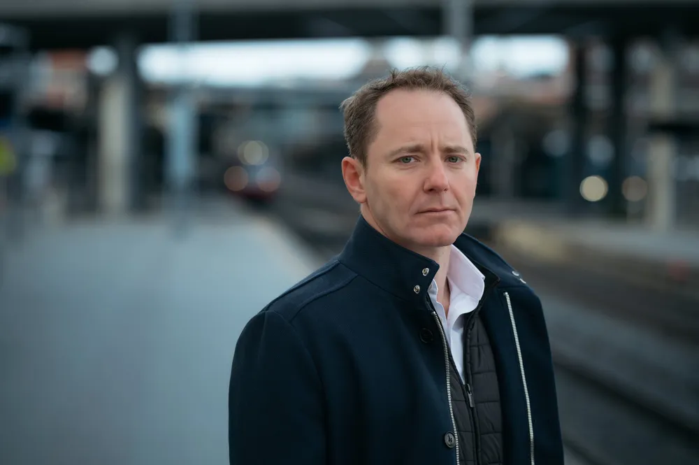 Sebastian Takle, leder for bekjempelse av finansiell kriminalitet i DNB, advarer mot digitale svindelforsøk.