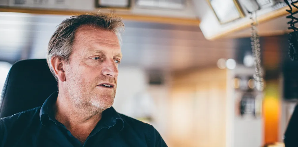 Skipper Ståle Otto Dyb forteller at det går overraskende bra om bord på «Loran», til tross for at seks i besetningen har fått påvist koronasmitte.