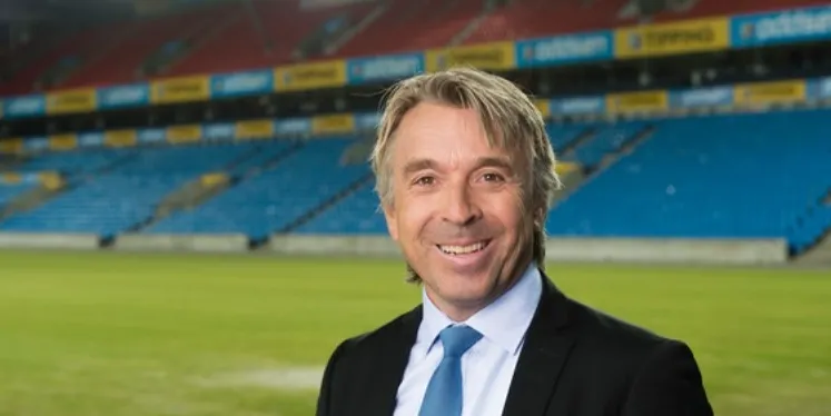 På godfot med sjømat: TV2 fotballekspert Jahn Ivar «Mini» Jakobsen, tidligere proffspiller, skal til Tromsø. Bilde utlånt av TV2. (Foto: Geir Egil Skog/ TV2)