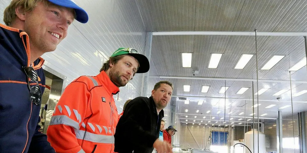 MOTIVERENDE: Hos Nergård i Senjahopen møtte geologene Andreas Persson og Jens Tveit en bedrift med stor interesse for Statens vegvesens arbeid med skred.Foto: Geir Bakkevoll