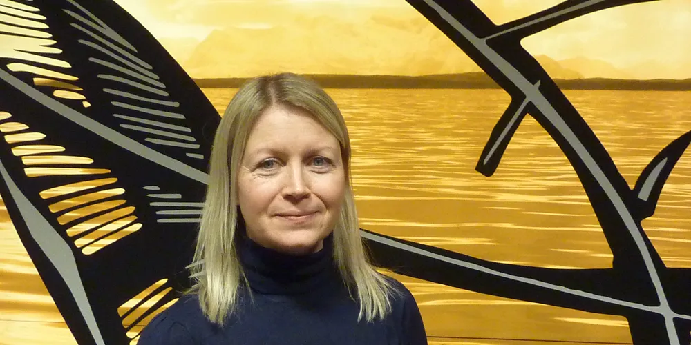 Motivet i bakgrunnen viser fisken i havet som skaper gull for fiskere og havbrukere. Men mer av gullet må bli igjen i nord, mener direktør Mariann Meby i Bodø Næringsforum. (Foto: Bent-Are Jensen)