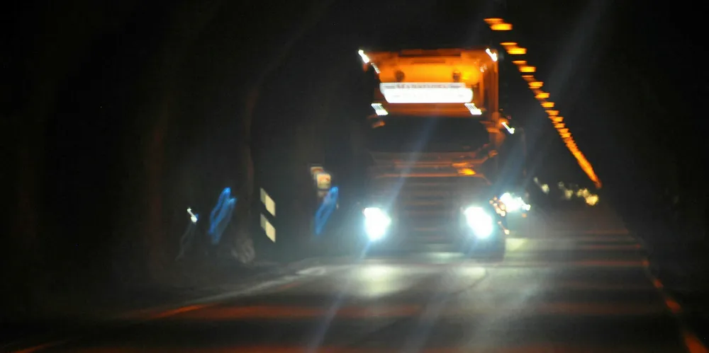 Hvert 11. minutt ruller et vogntog på lakseveien ut av Norge. Hva vil skje med laksesalget hvis EØS-avtalen blir erstattet av noe annet? Vil mørket senke seg?