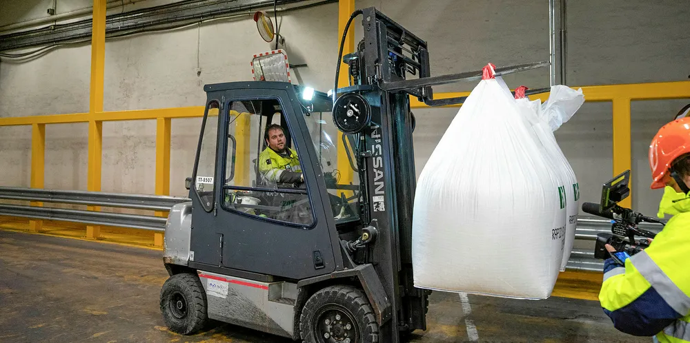 TRUCKFØRER: CP-rammede Geir Håvard Larsen kjører truck på lageret til Cargills laksefôr-fabrikk på Bergneset ved Tromsø.