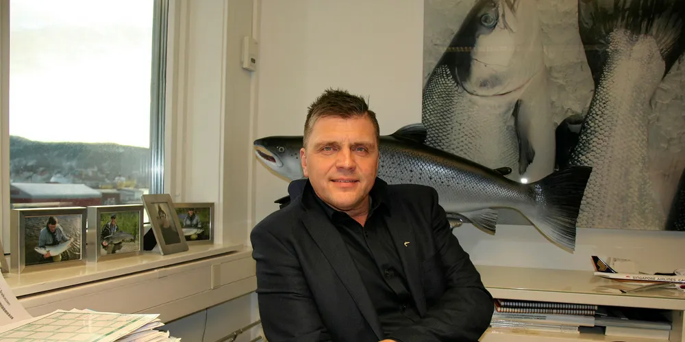 Viseadministrerande direktør Frank Yri i lakseeksportøren Seaborn i Bergen er også ein lidenskapeleg laksefiskar, og i vindaugskarmen på kontoret står bilete frå fleire lakseelvar rundt omkring i verda, i tillegg til ein utskoren laks i full størrelse. Ein av hans største laksar nokosinne.