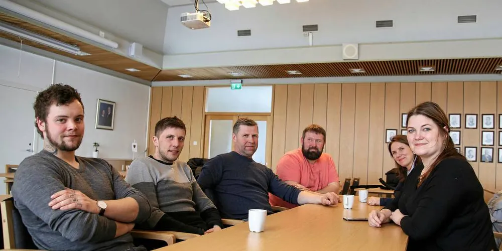 SJARKSTRUKTUR: Robert Brun, Trygve Johnsen, Ketil Martinsen og Dag Ivar Knutsen i Øksnes fiskarlag i møte med Øksnes-ordfører Karianne Bråthen (bakerst) og Aps fiskeripolitiske talskvinne, Cecilie Myrseth, denne uka. Foto: Silje Helene Nilsen