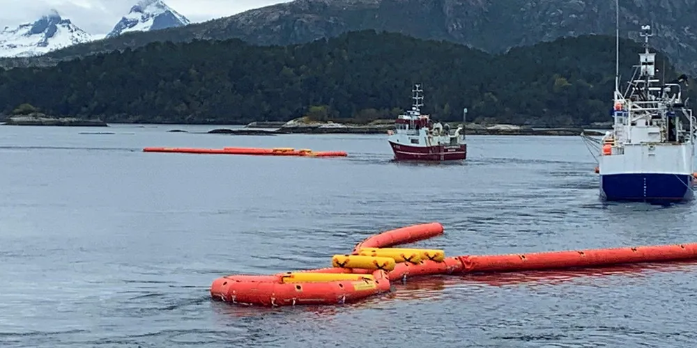 ØVELSE: Denne uken ble det gjennomført en øvelse i oljevernberedskap i Meløy. Syv lokale fiskebåter fra Nordland deltok i øvelsen.