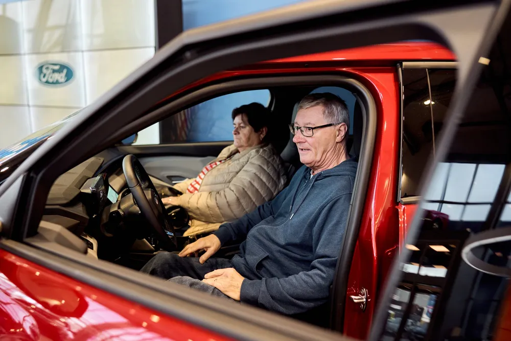– Vi er så gamle at vi husker den gamle Ford Capri, sier Irene Blake som sammen med sin mann Peter Blake sjekker elbilmodellen av Capri.