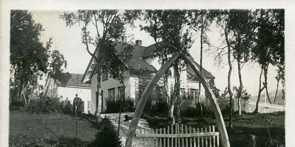 På 1800-tallet fikk hagen til kjøpmann Rasmus Skancke på landstedet Borgaas i Tromsø en portal bestående av hvalkjever, som gjorde at stedet ble kalt «Kvalkjeften» på folkemunne. Foto: Tromsø Museum/Universitetsmuseet