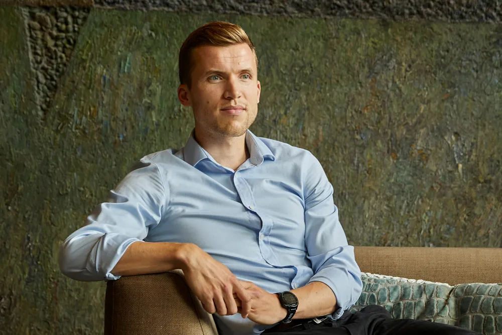 Moralsk flaks. Eirik Mofoss er født i verdens rikeste land, oppvokst en sunn familie i Tromsø og har mastergrad i industriell økonomi. Alt dette er moralsk flaks, mener han, og synes flere nordmenn bør gi mer penger til verdens fattige.