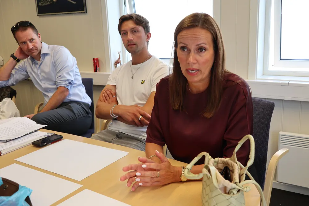 Fiskeri- og havminister Marianne Sivertsen Næss vil se nærmere på muligheten til å omsette fiskeritillatelser, men ikke granske fiskerimyndighetenes eget arbeid i snøkrabbe-saken. Her sammen med politisk rådgiver Nicklas Simonsen (i midten) og direktør for Sjømatseksjonen i Nærings- og fiskeridepartementet Rune Dragset, da Fiskeribladet møtte dem på Husøy sist helg.