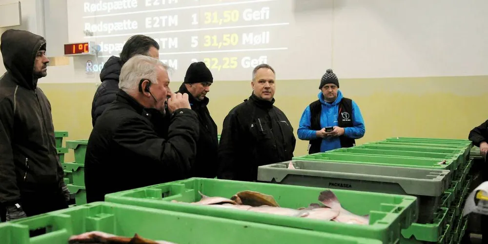 FOLKETOMT: Mens kjøperne fortsatt tar fisken i øyesyn i Hirtshals, er det folketomt i Thyborøn.