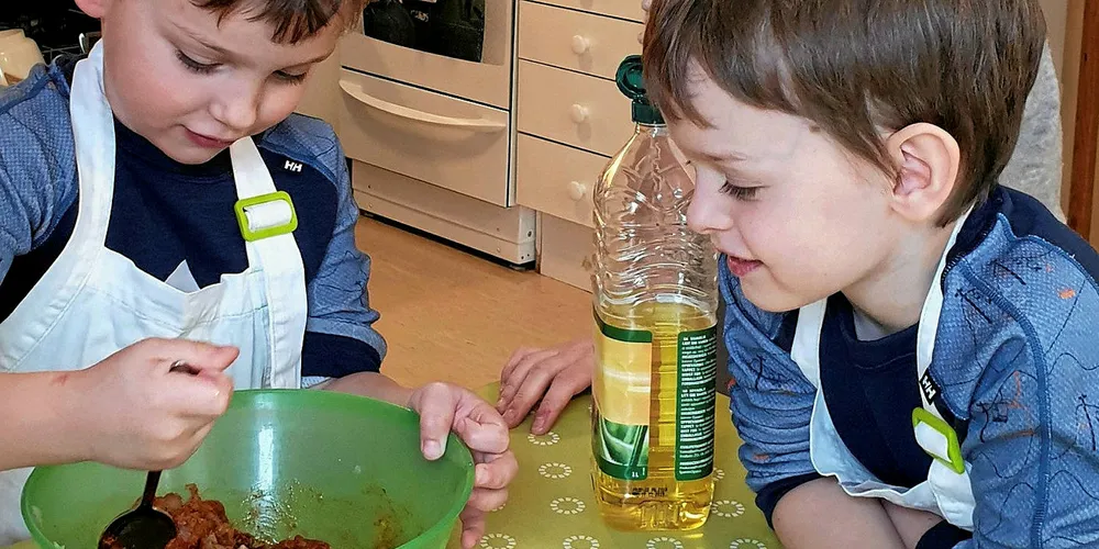 GOD BLANDING: Fast fiskedag i barnehagen. Fisk er topp meny for barna i Nordnesøy barnehage. Vetle og Viljar Nordhøy Djønne blander tacokrydder i biter av fersk seifilet. Pedagogisk leder i barnehagen Karina M. Olsen forteller at ukens faste fiskemåltid er populært blant barna.