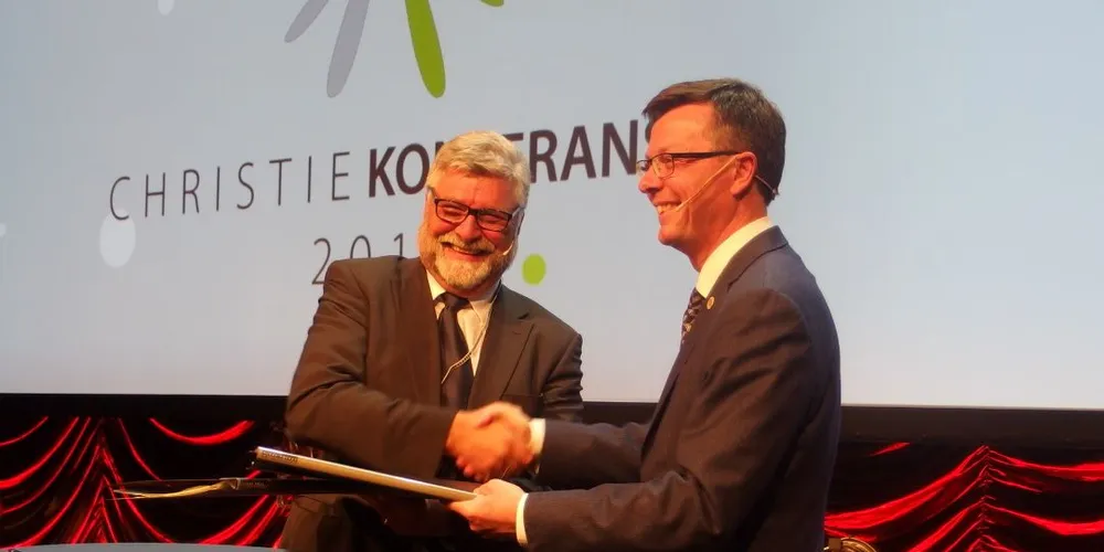 Tore Nepstad og Dag Rune Olsen gratulerer hverandre med å ha undertegnet samarbeidssamtalen om marin forskning. Foto: Hermod Hove