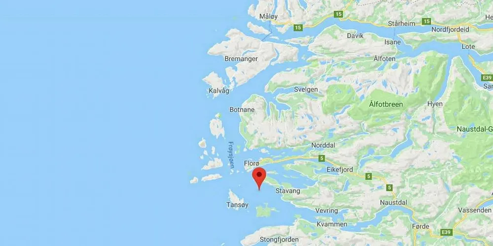 BRANN: Arbeidsbåten «Multi Pioneer» befant seg midt i Brufjorden sør av Florø i Sogn og Fjordane da det oppstod brann i maskinrommet onsdag morgen.Kart: Google maps