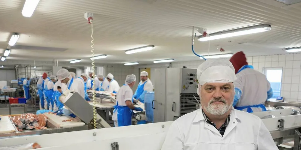 HÅNDFILETERER: Petter Bidstrup, som er daglig leder i Seawell i Hirtshals, mener håndfiletering av laksefilet gir best kvalitet.Foto: Nils Torsvik/Fiskeribladet