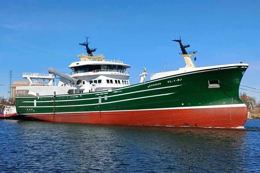 Nye «Hargun» slepes til Karstensens Skibsværft i Skagen, Danmark.