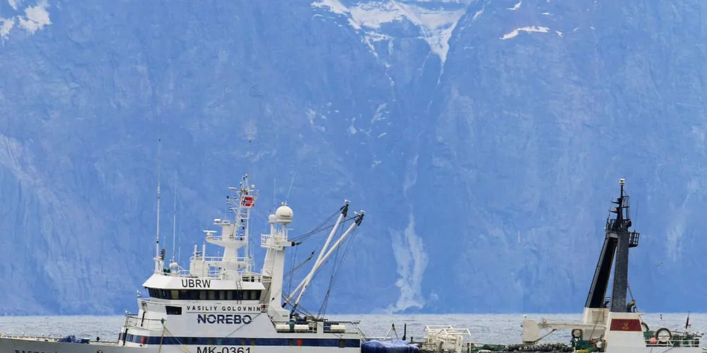 STENGT FELT: Her er den russiske tråleren «Vasliy Golovin» fotografert av Kystvakten ved Bjørnøya i forbindelse med oppbringelsen nylig.