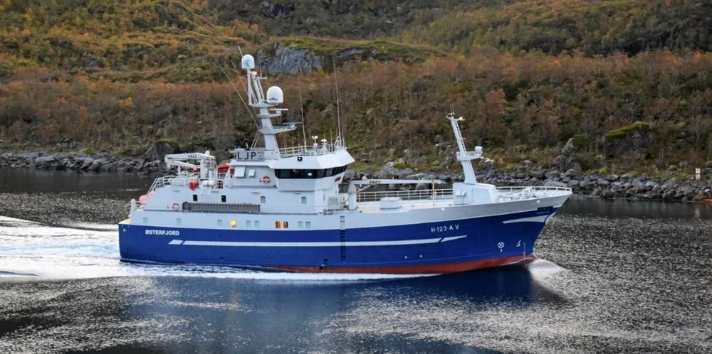 Den færøyske linebåten «Kambur», tidligere «Geir» og «Østerfjord», forliste sør Færøyene tirsdag. Av et mannskap på 16, ble 14 berget.