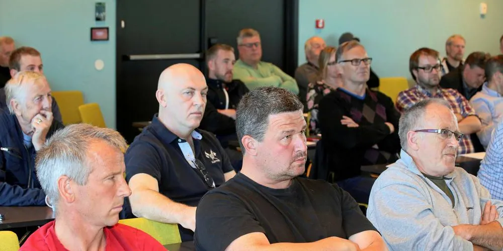 SKEPTISK: En del av fiskeriministerens planer for framtidas kvotesystem utløste en viss skepsis blant de frammøtte på folkemøtet. Men noen stor proteststorm er det foreløpig ikke snakk om.Foto: Jon Eirik Olsen