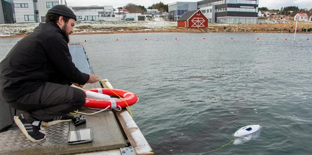 Ved hjelp av en Ipad, drone og spillkonsoll kan en av de ansatte i Åkerblå, Joakim Sandkjenn (27), avdekke endringer over tid av for eksempel tang og tare.