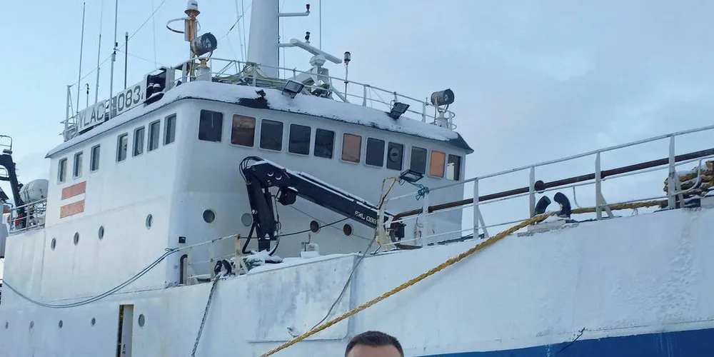 TIL SAK: Reder Peteris Pildegovics foran snøkrabbebåten «Senator» som ble arrestert i Svalbardsonen.Foto: Privat