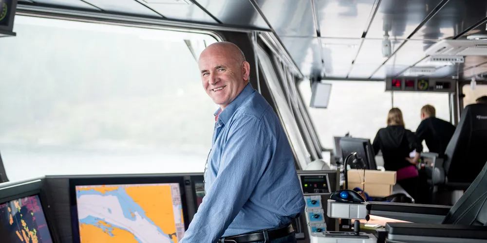 Skipper Kjartan Vilnes på fôrbåten ”Artic Fjell”. (Foto: Vidar Langeland)