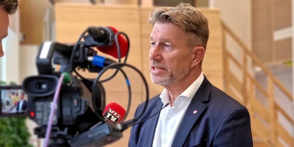 Olje- og energiminister Terje Aasland ga mandag pressen 35 minutters varsel om en pressekonferanse om regjeringens strømtiltak.