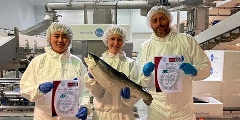 På bildet står Shishi Due (salgsmedarbeider), Lina Braanaas Utne (prosjekt- og kvalitetssjef) og Tore Larsen, (konserndirektør industri og salg).