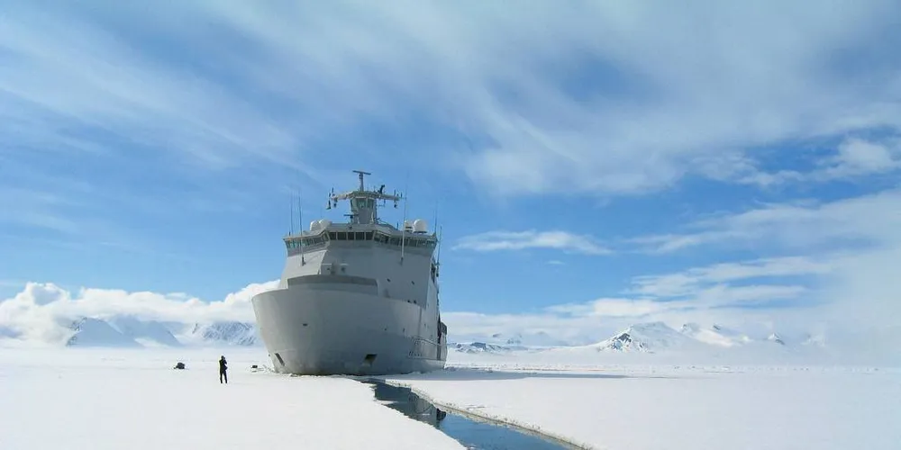 KV «Svalbard» på tokt i Van Mijenfjorden. Arkivfoto: Rune Frekhaug