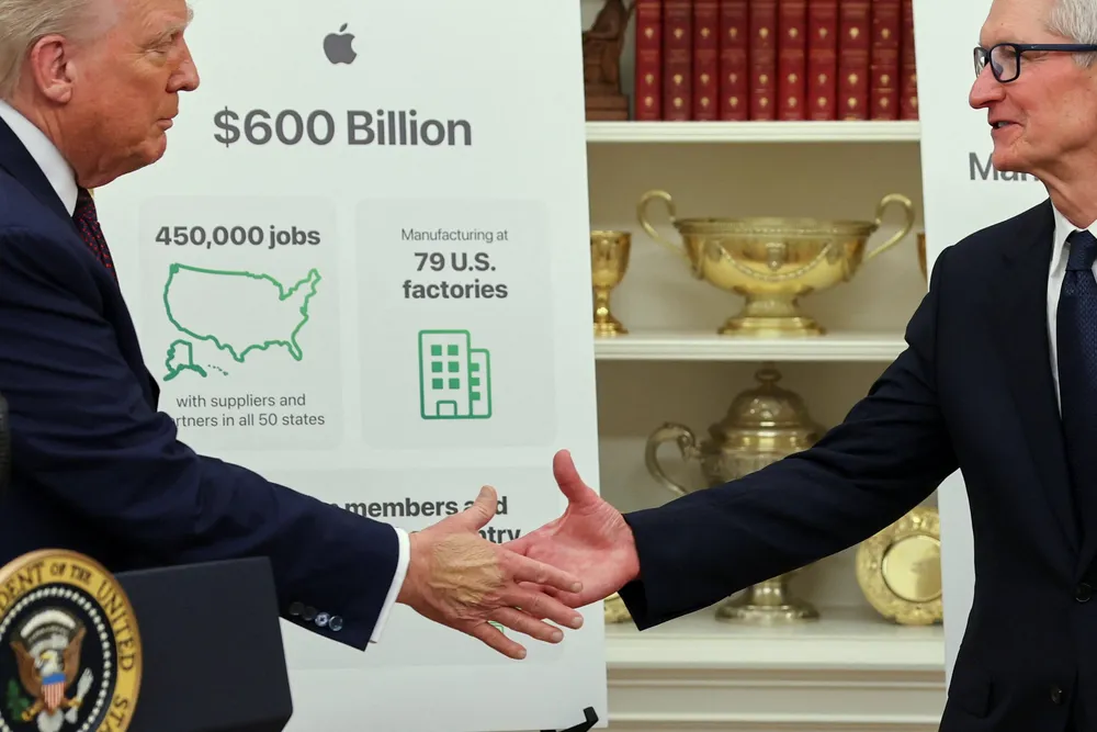 Apples konsernsjef Tim Cook lover investeringer på over 6000 milliarder kroner i USA. Cook ha Trump en glassplakett med en spesialdesignet 24 karat gull-base under besøket på onsdag. Selskapets aksjekurs steg med nesten åtte prosent.