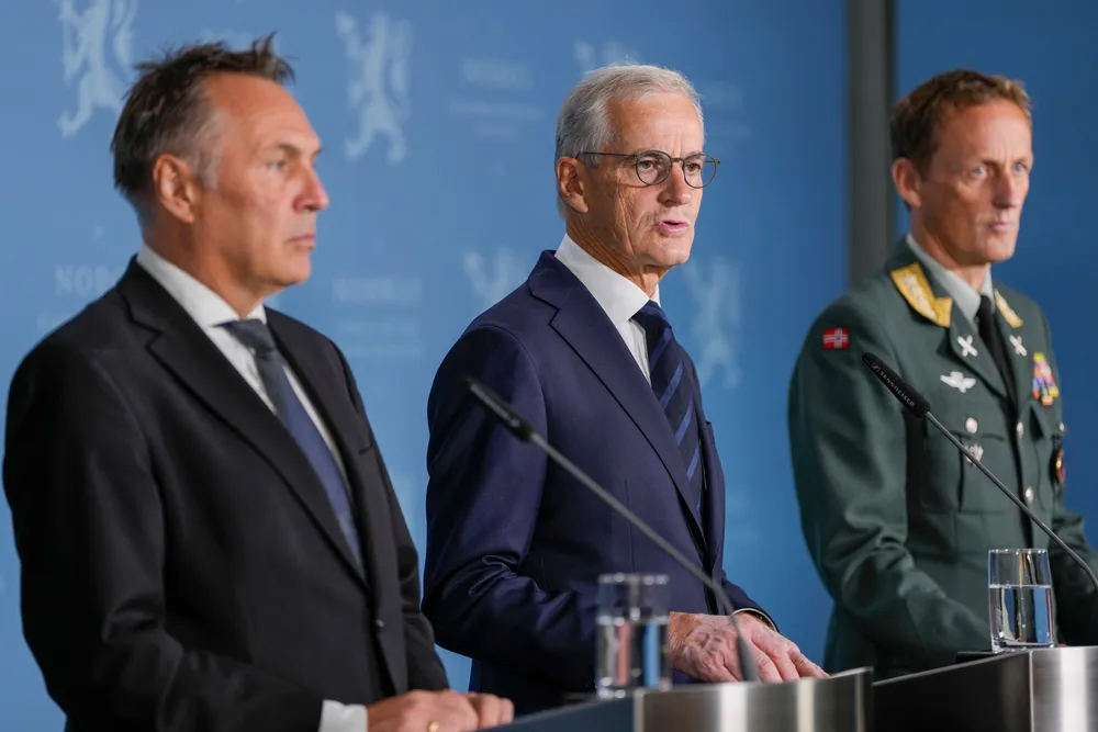 Statsminister Jonas Gahr Støre (Ap), forsvarsminister Tore O. Sandvik (Ap) og forsvarssjef Eirik Kristoffersen kunngjorde valget av Storbritannia som Norges leverandør av fregatter på en pressekonferanse søndag.