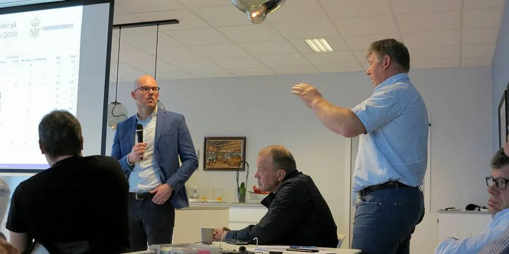 UTFORDRING: Leder for kontrollseksjonen i Fiskeridirektoratet, Thord Monsen, ble utfordret av nestleder Mons Troland i Austevoll fiskarlag om ikke volum er bedre enn tonn i fangstberegningen.Foto: Nils Torsvik/Fiskeribladet