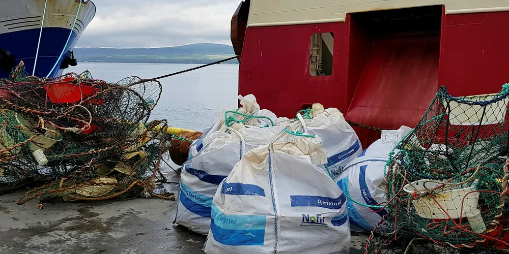 TAPTE REDSKAPER: Forskning som Salt har utført, viser at det meste av plasten kommer fra fiskeriene og havbruk. Her fra «Arctic Swan» sin «fangst». De er en av båtene som deltar i Fishing for Litter.