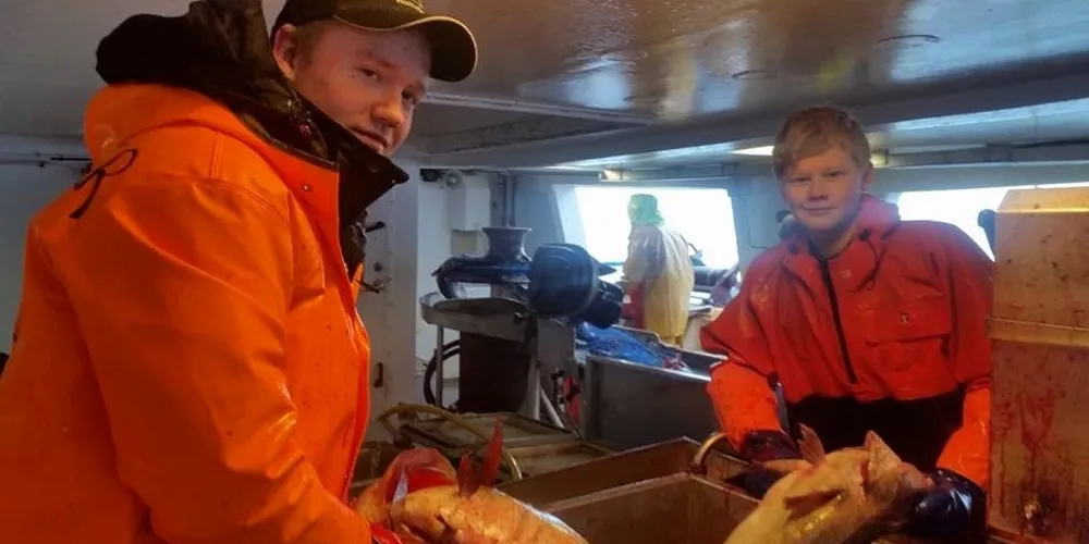 Andreas Misterosen Mortensen (18, t.v.) jobbet på «Havbåra» da han hadde fri fra skolen i vinter. Her tar han seg av bløggina sammen med Kristoffer Rognan (14). Foto: Gudmund Rognan