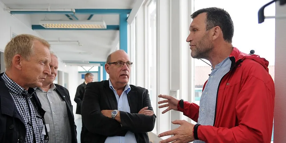 Etter reguleringsmøtet diskuterte fiskerne Kåre Heggebø (t.v.) og Steinar Bredsand (t.h.) med seniorrådgiver Robert Misund i Fiskeridirektoratet. Reder Valter Rasmussen blander seg også inn i diskusjonen. Foto: Kjersti Kvile