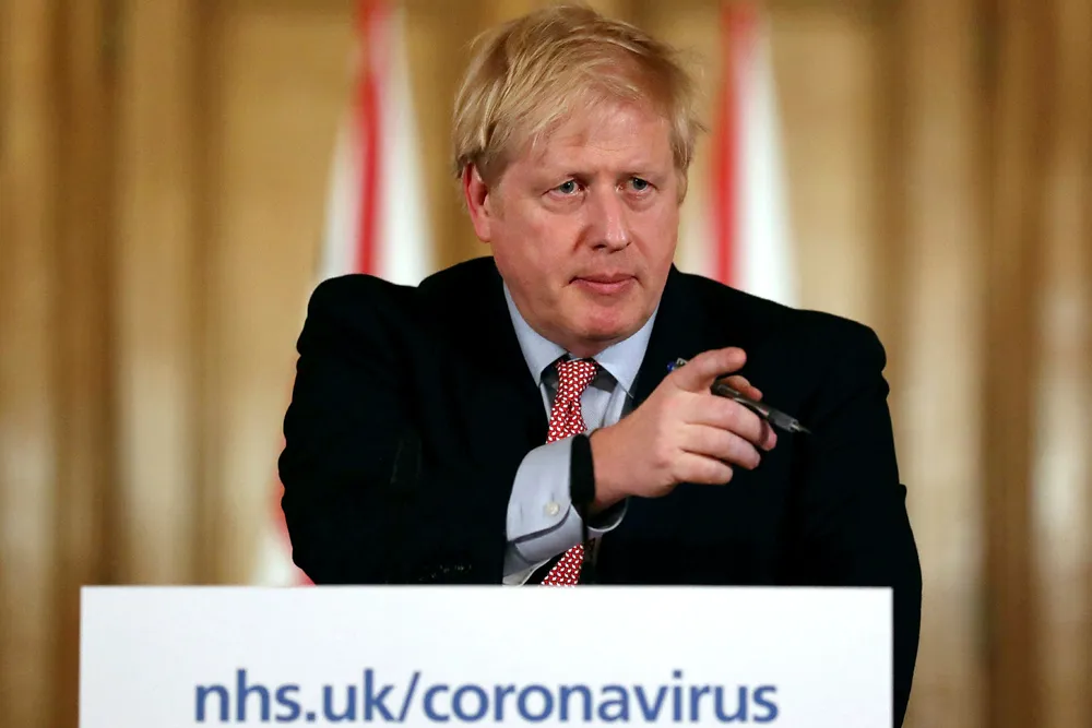 – Vi stenger ikke skolene nå. For den vitenskapelige anbefalingen er at det vil kunne føre til mer skade, sier Storbritannias statsminister Boris Johnson, som frykter at befolkningen skal gå lei av alle smitteverntiltakene for tidlig.