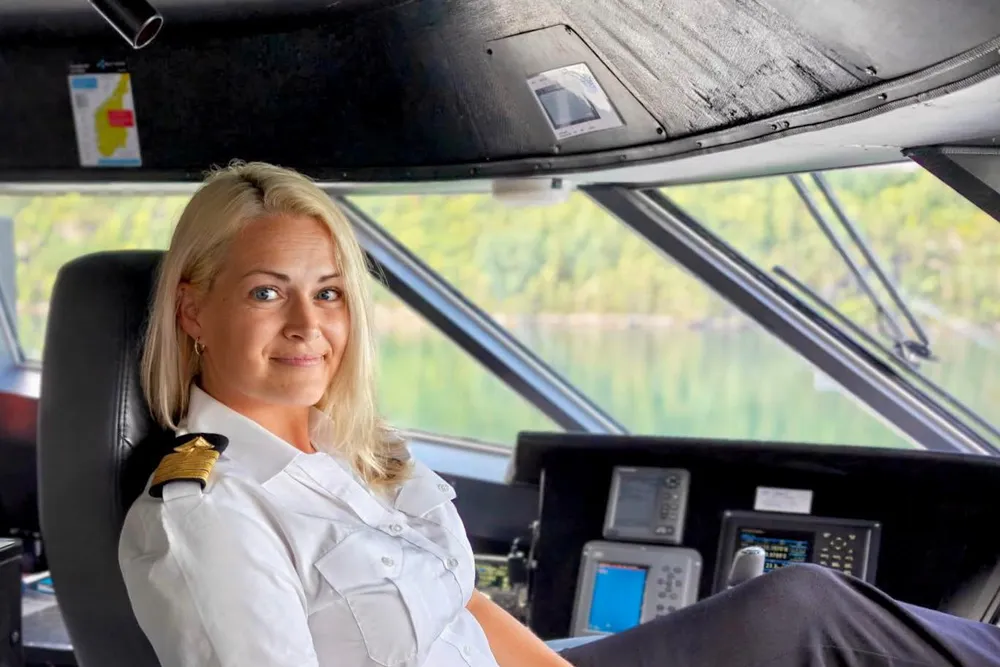 Ida Nilsen er første kvinnelige kaptein hos Cruise Services.