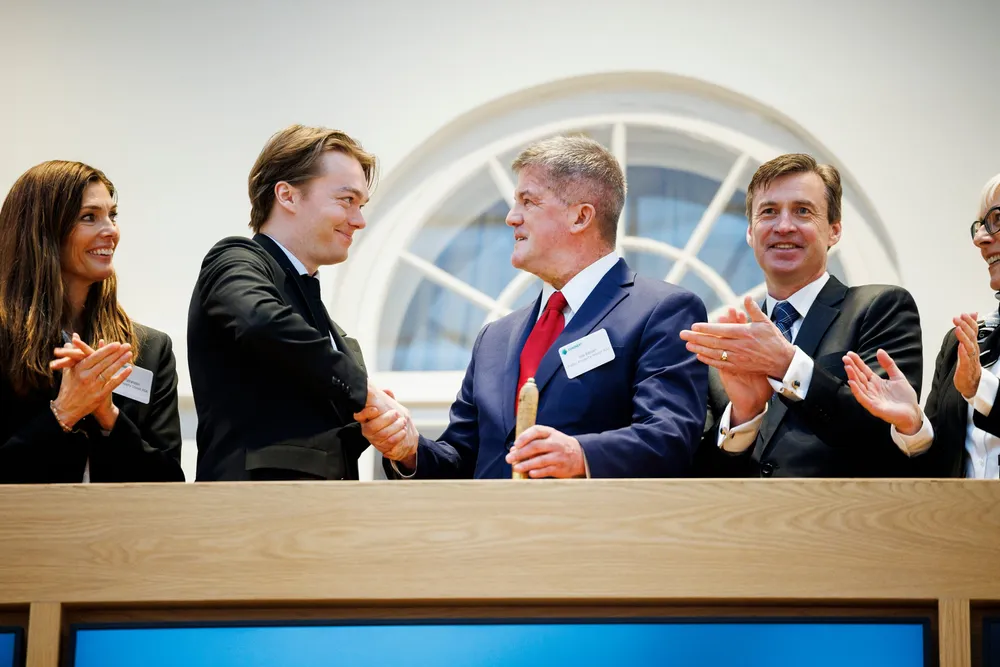 Finansdirektør Ylvia Göransson i Public Property (fra venstre), Theodor Melder, SBB-gründer og tidligere sjef i Public Property Ilija Batljan og børsdirektør Øivind Amundsen under børsnorteringen av Public Property i april i fjor.