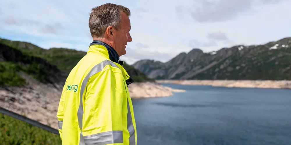 Konserndirektør for kraftforvaltning i Agder Energi Anders Gaudestad viste fram den lave magasinfyllingen i Vatnedalsdammen tidligere i sommer. Siden har debatten gått høyt om eksport og vannkraftproduksjon.